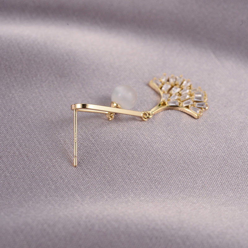 Fan-Shaped Crystal Drop Earrings – Elegant Pearl Accent Design