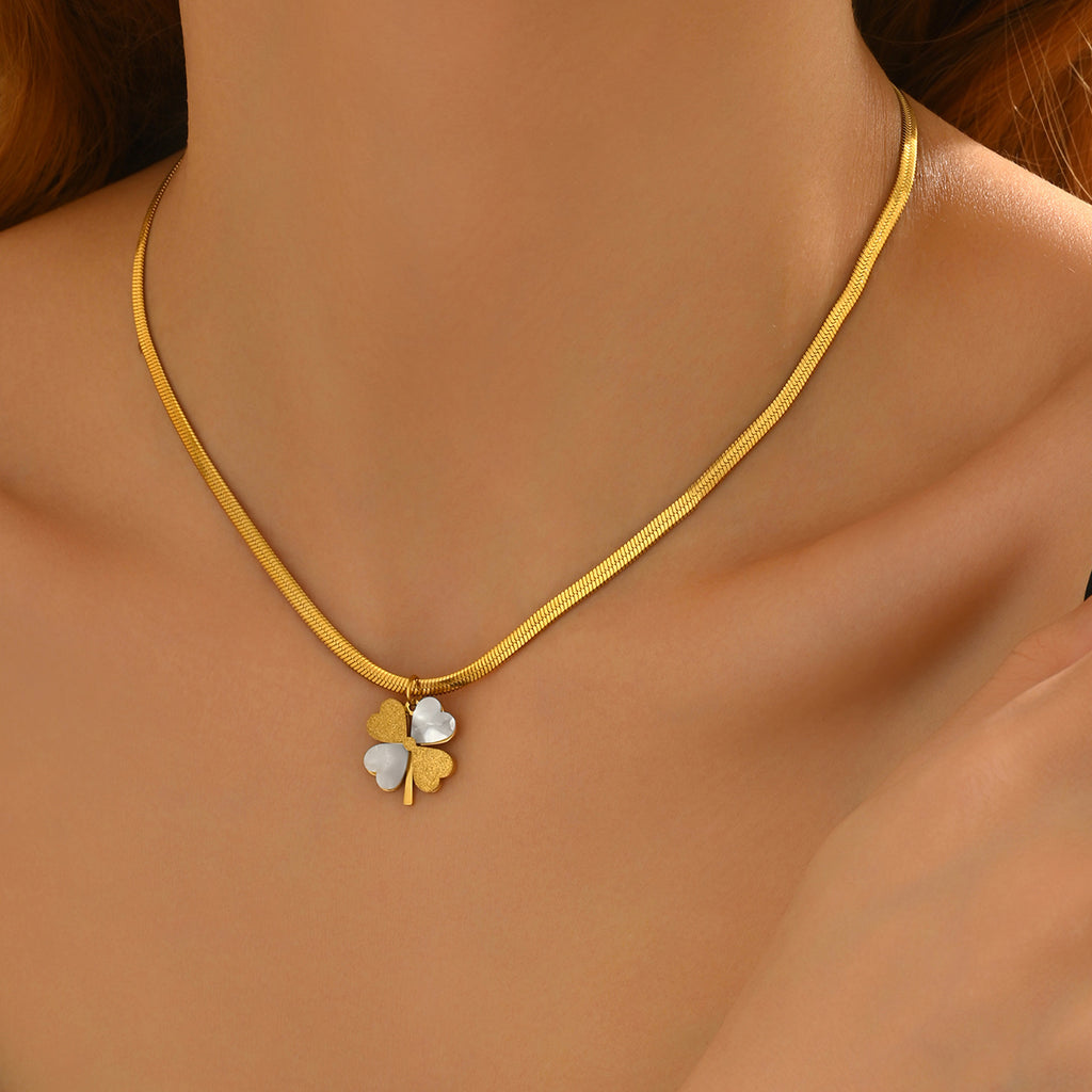 Clover Pendant Necklace with Sleek Chain Design