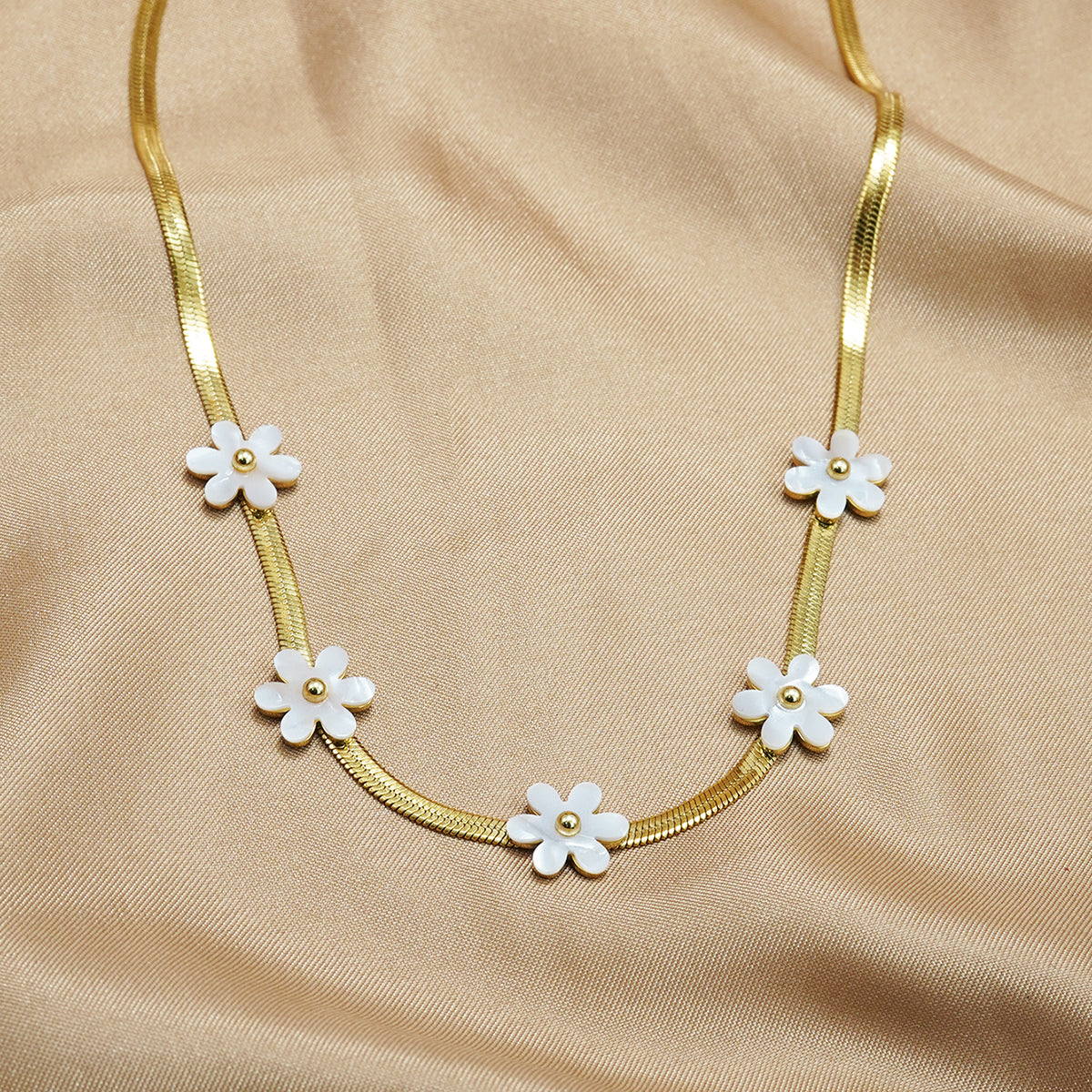 Floral Accent Necklace with Delicate Chain Design