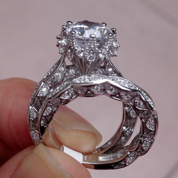 Vintage-Inspired Round Cut Engagement Ring – Pavé Diamond Band