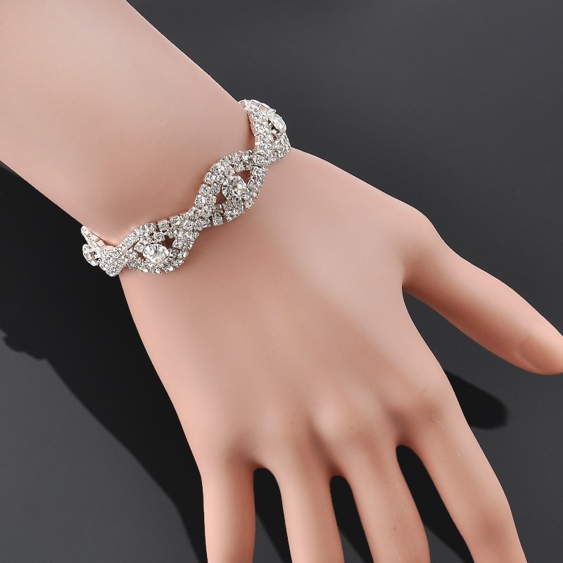 Crystal Link Bracelet with Intertwined Pattern Design