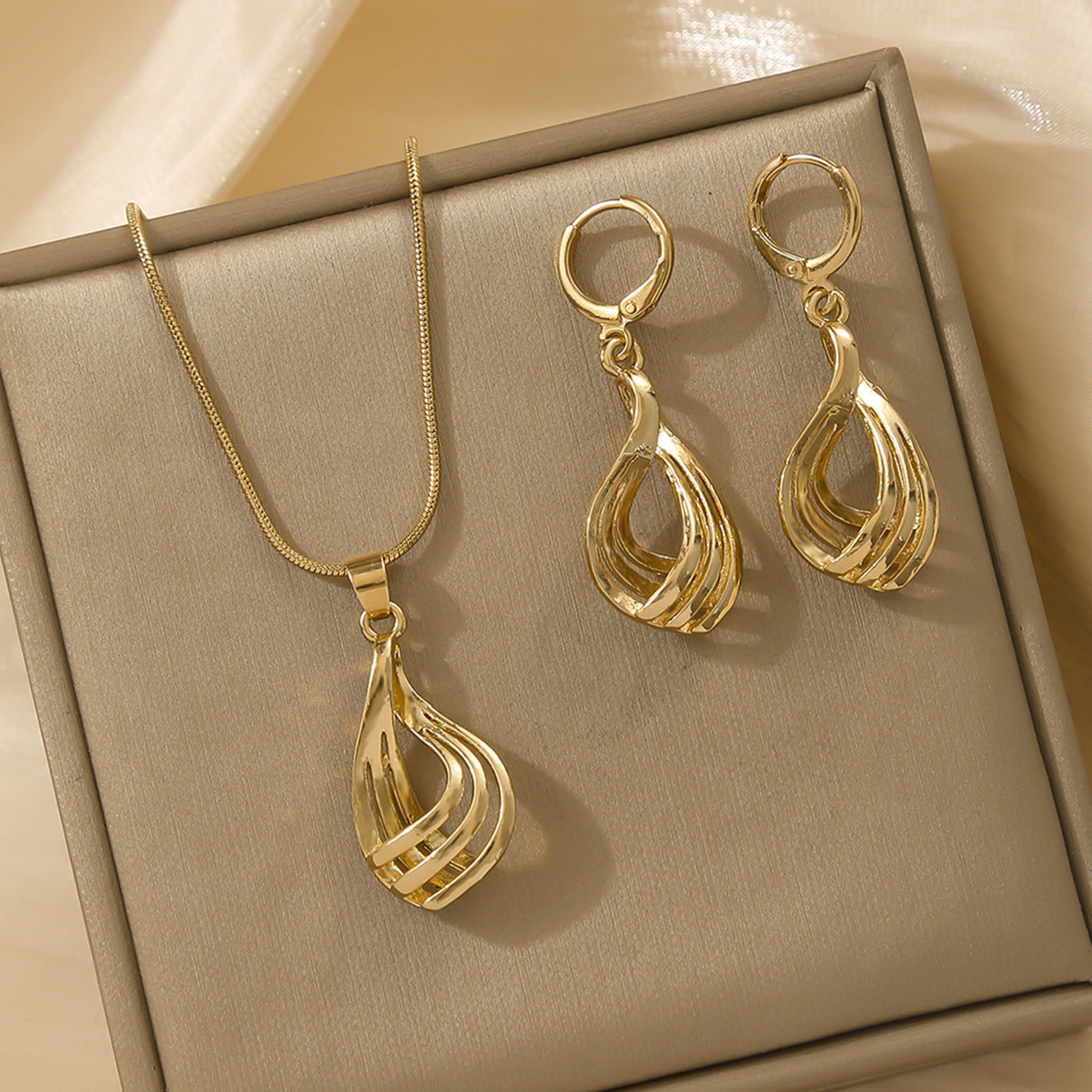 Women’s Layered Teardrop Jewelry Set