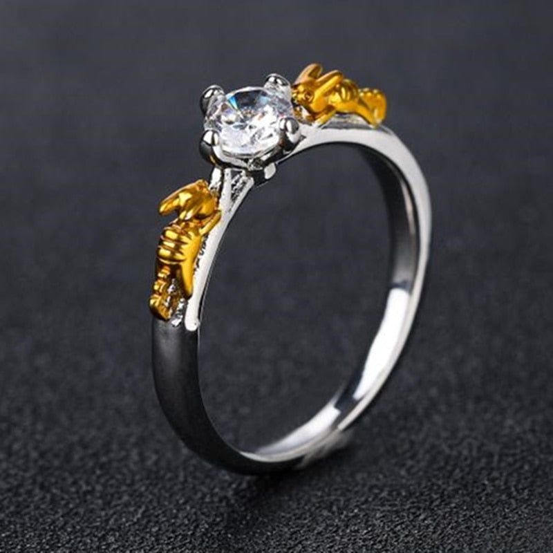 Golden Vine Solitaire Ring – Two-Tone Leaf Accent Design