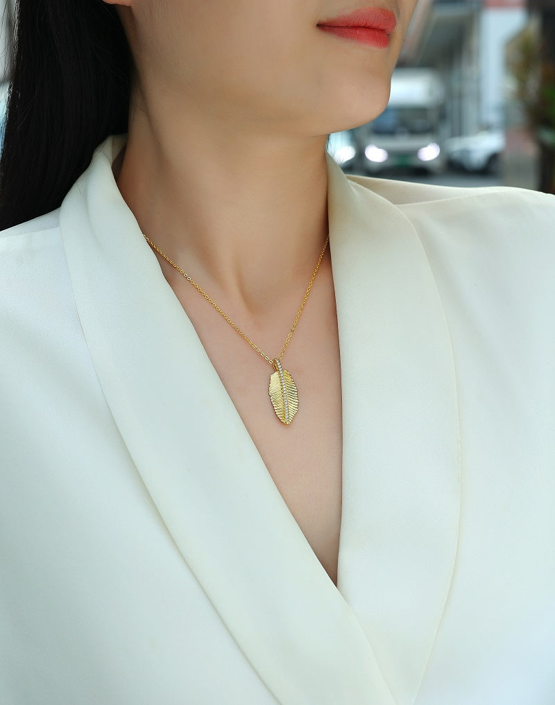 Fallen Leaves Starlight Necklace – Gold Leaf Pendant with Moissanite Accents