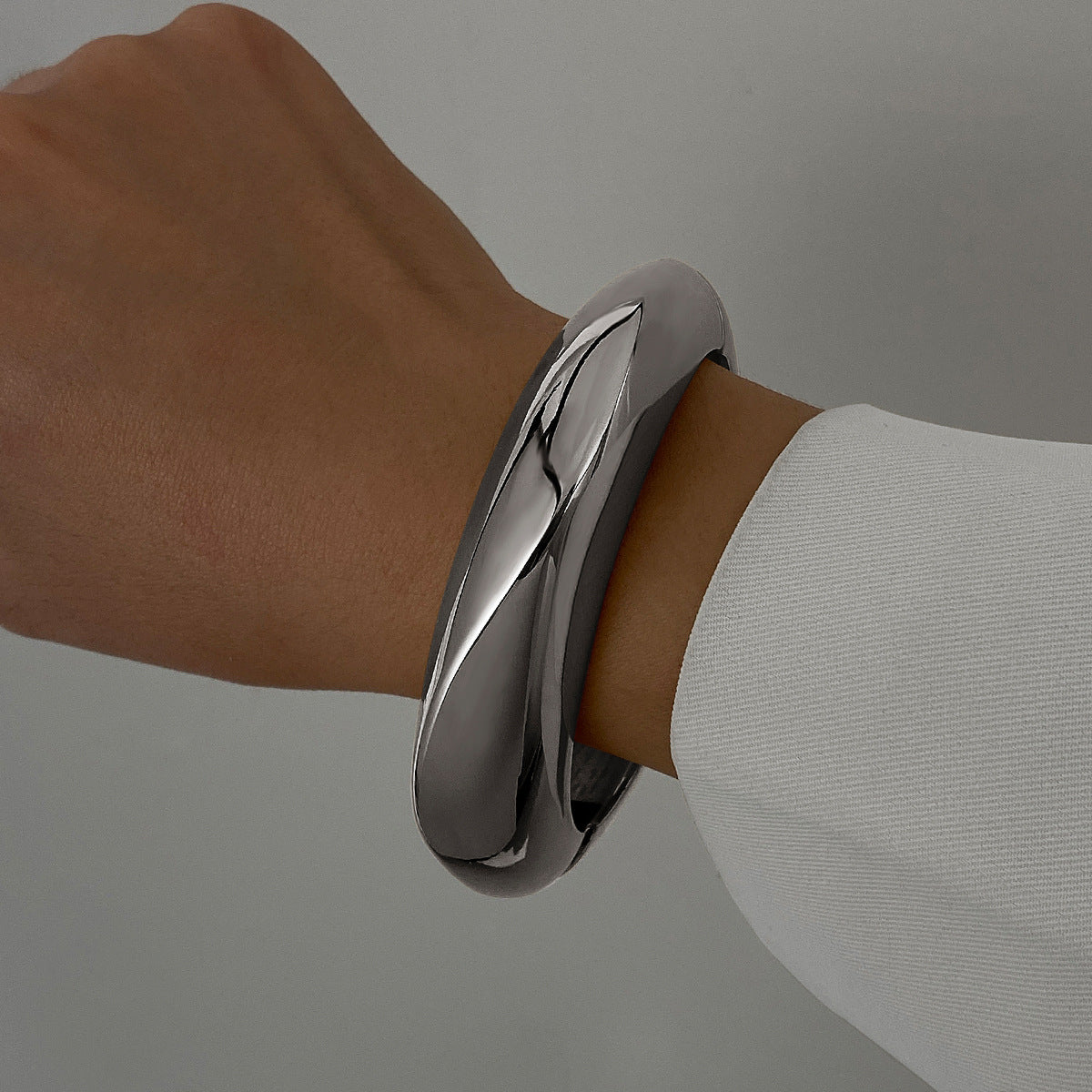 Polished Gold-Tone Bangle Bracelet with Elegant Curve