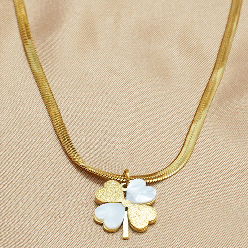 Clover Pendant Necklace with Sleek Chain Design