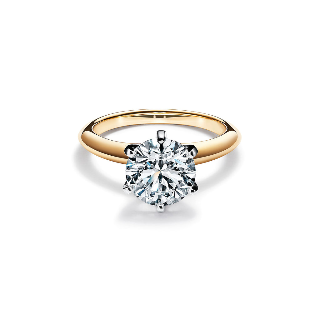 Classic Engagement Ring – Round Cut Diamond-Style Center