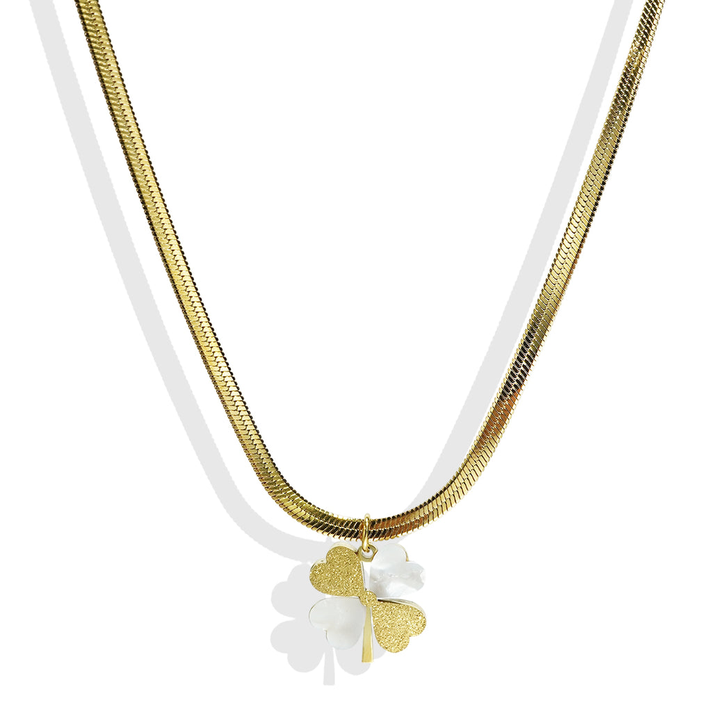 Clover Pendant Necklace with Sleek Chain Design
