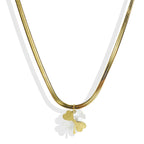 Clover Pendant Necklace with Sleek Chain Design