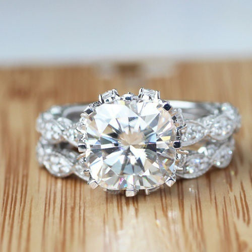 Vintage-Inspired Round Cut Engagement Ring – Pavé Diamond Band