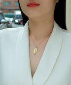 Fallen Leaves Starlight Necklace – Gold Leaf Pendant with Moissanite Accents