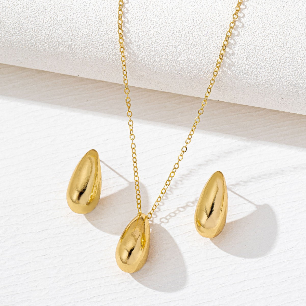 Elegant Teardrop Jewelry Set