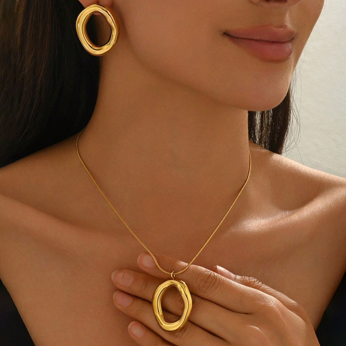 Sculptural Oval Pendant Necklace & Matching Stud Earrings