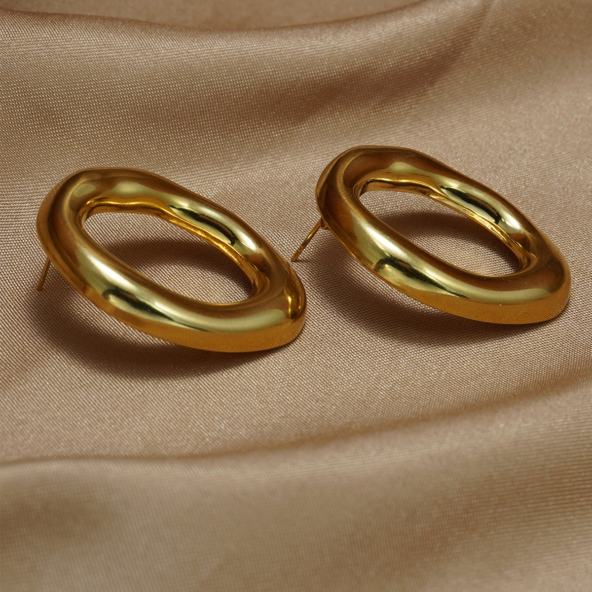 Sculptural Oval Pendant Necklace & Matching Stud Earrings