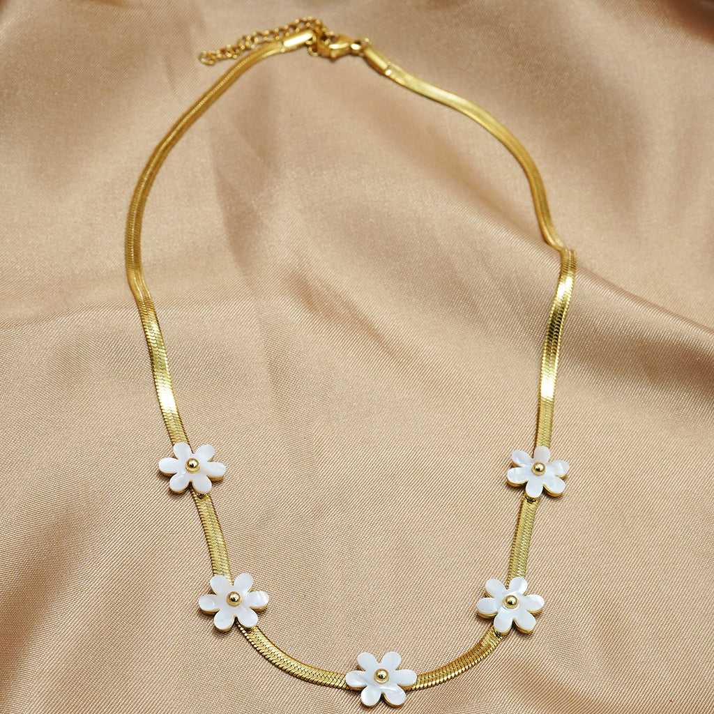 Floral Accent Necklace with Delicate Chain Design