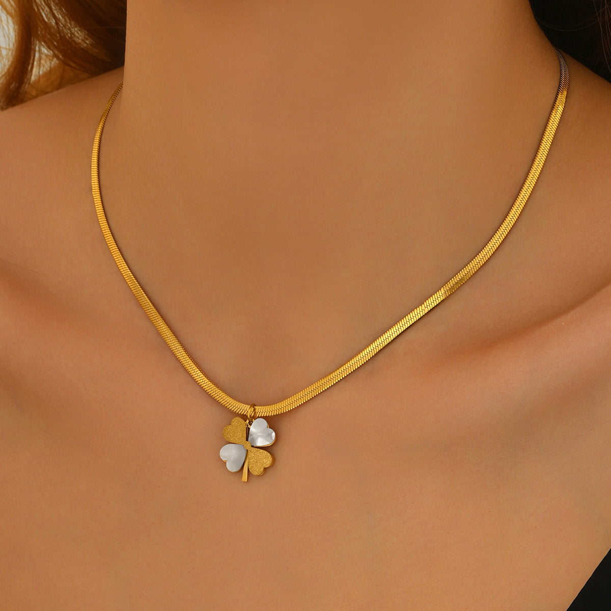 Clover Pendant Necklace with Sleek Chain Design