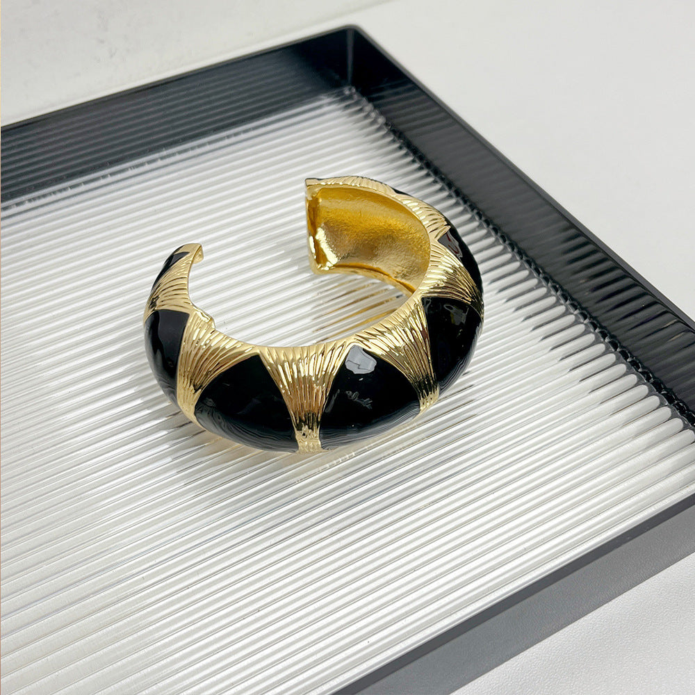 Oval Accent Cuff Bracelet with Bold Modern Contrast