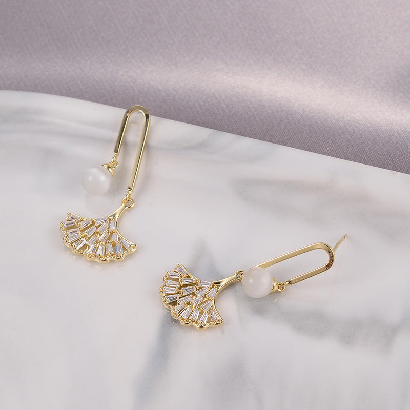 Fan-Shaped Crystal Drop Earrings – Elegant Pearl Accent Design