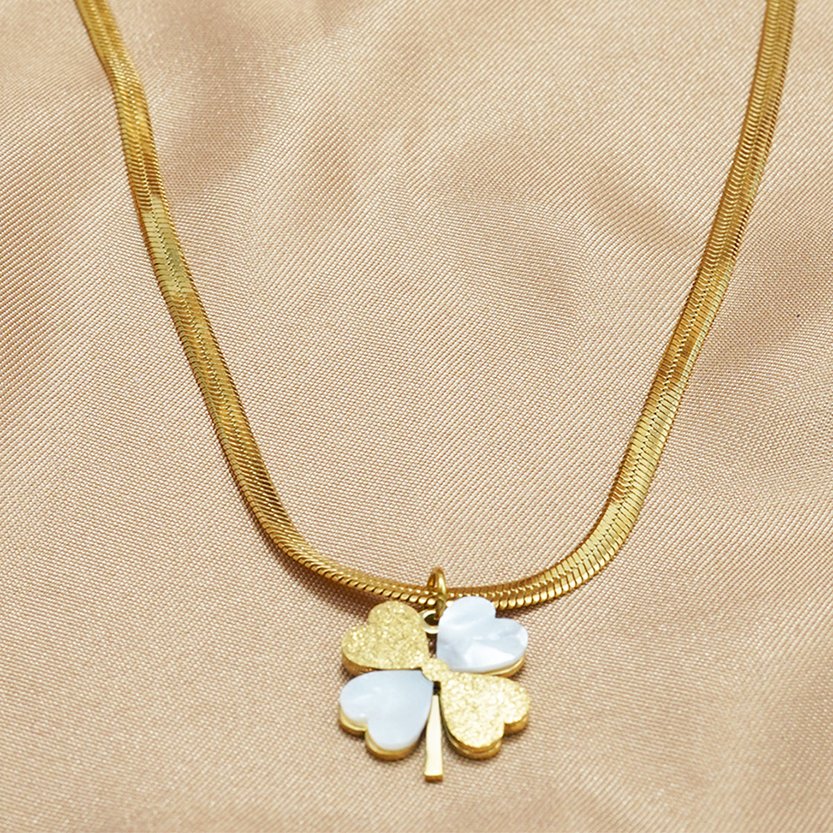 Clover Pendant Necklace with Sleek Chain Design