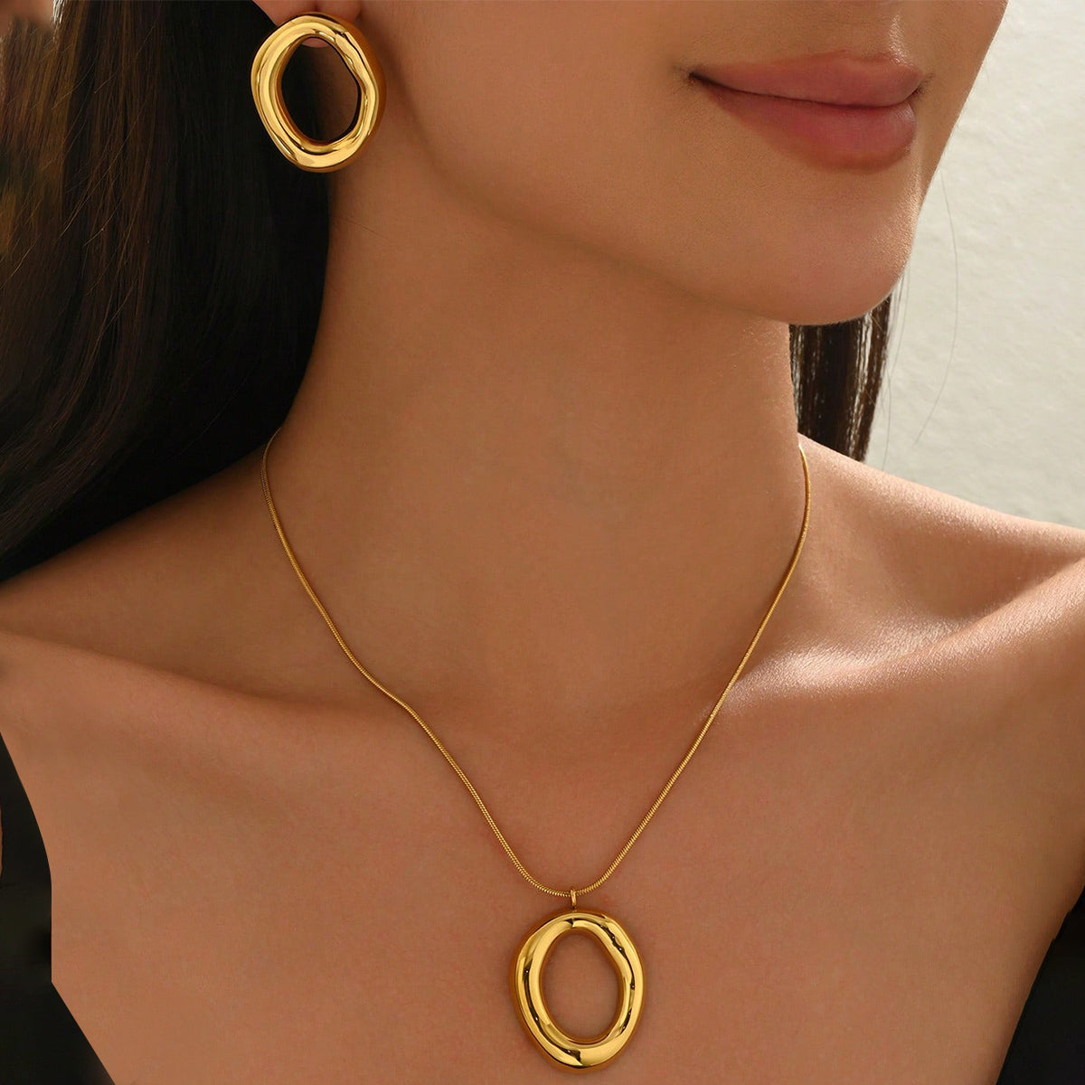 Sculptural Oval Pendant Necklace & Matching Stud Earrings