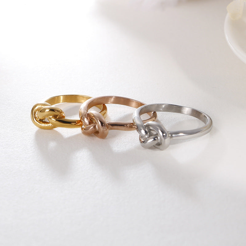 Elegant Interlocking Knot Ring – Minimal Statement Band